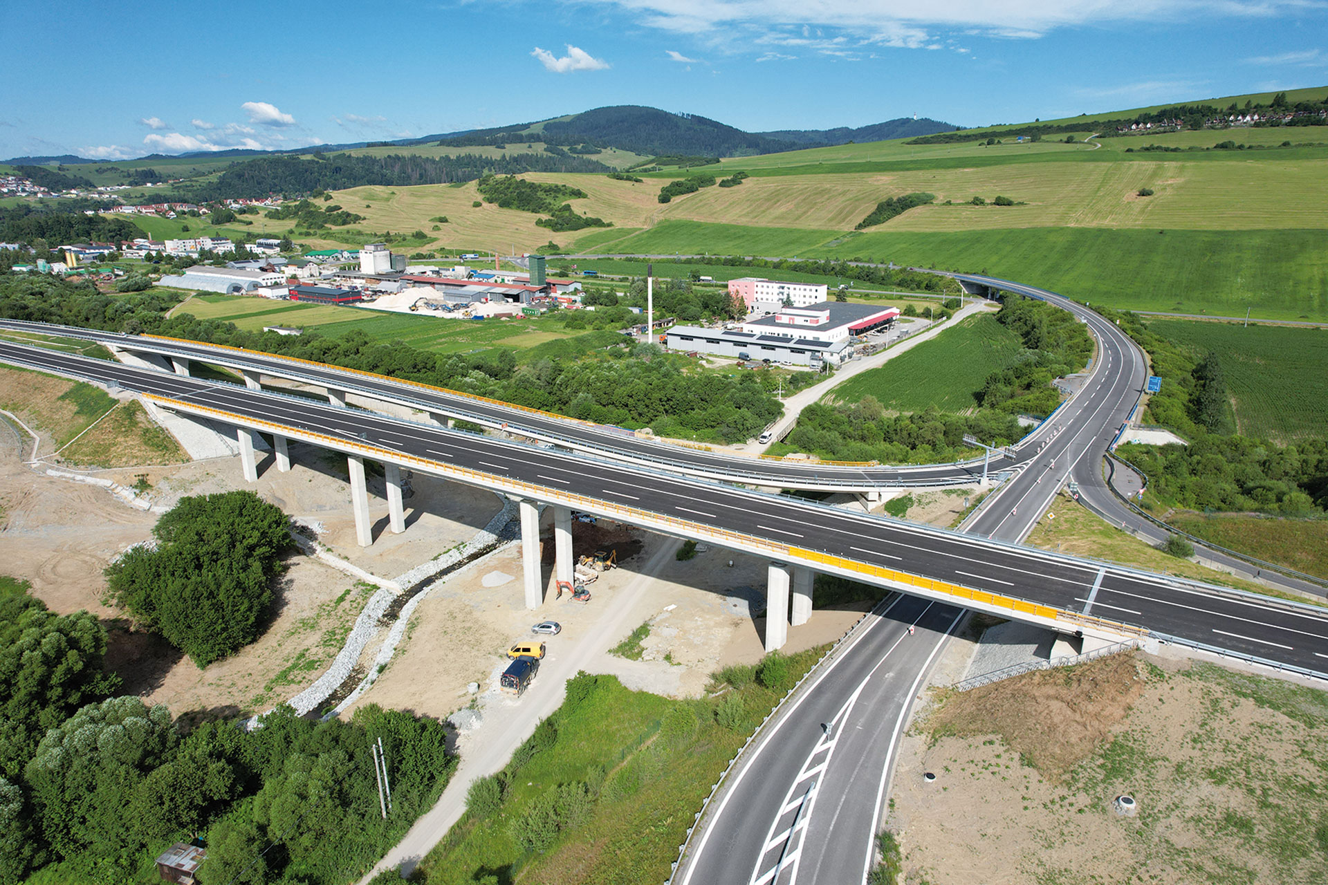 Obr. 3 Most na R3 v km 0,03 nad vetvou križovatky Tvrdošín a údolím Krivého potoka s poľnou cestou (SO 201) a Most na vetve H v km 0,1 nad údolím Krivého potoka a poľnou cestou (SO 213)