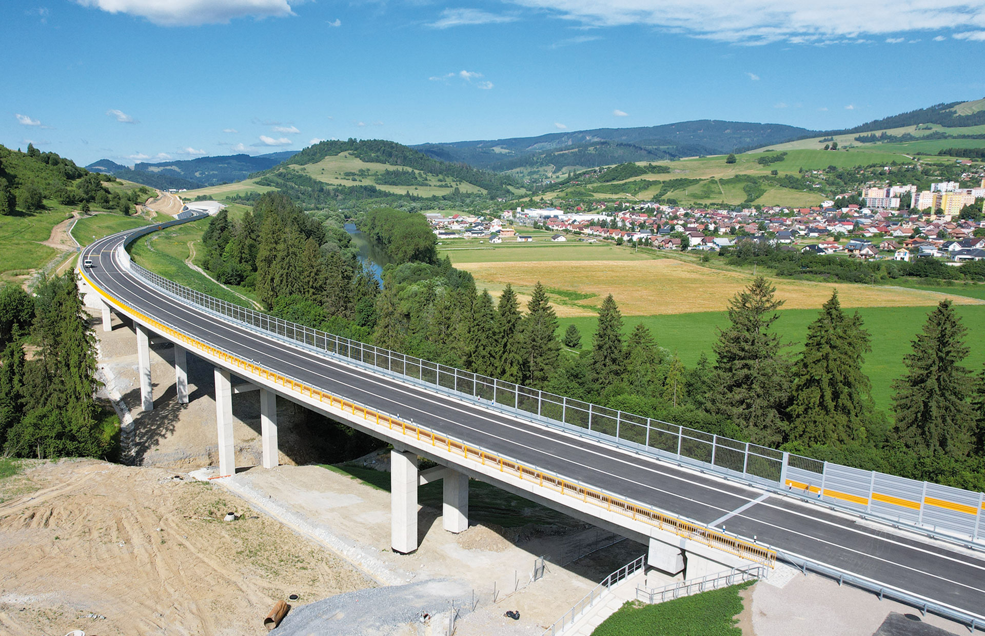 Obr. 4 Most na R3 v km 3,2 nad údolím s potokom a poľnou cestou (SO 205)