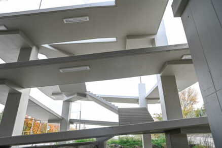 SO 60-33-02 pohľad na schodisko s rampami (zatiaľ bez zábradlia)