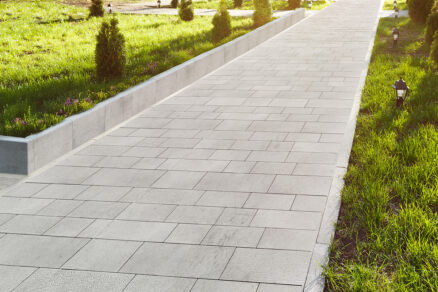 Oporný múrik zo segmentov Elko® mini pozdĺž chodníka