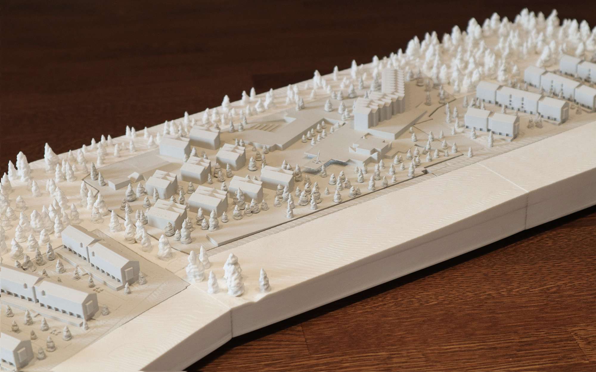 Architekti na miestny kontext nadviazali zmenšovaním merítka, šikmými strechami a siluetami objektov.  