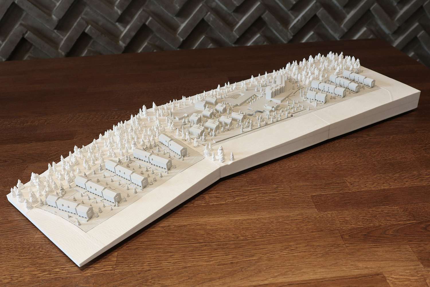 Architekti na miestny kontext nadviazali zmenšovaním merítka, šikmými strechami a siluetami objektov.  