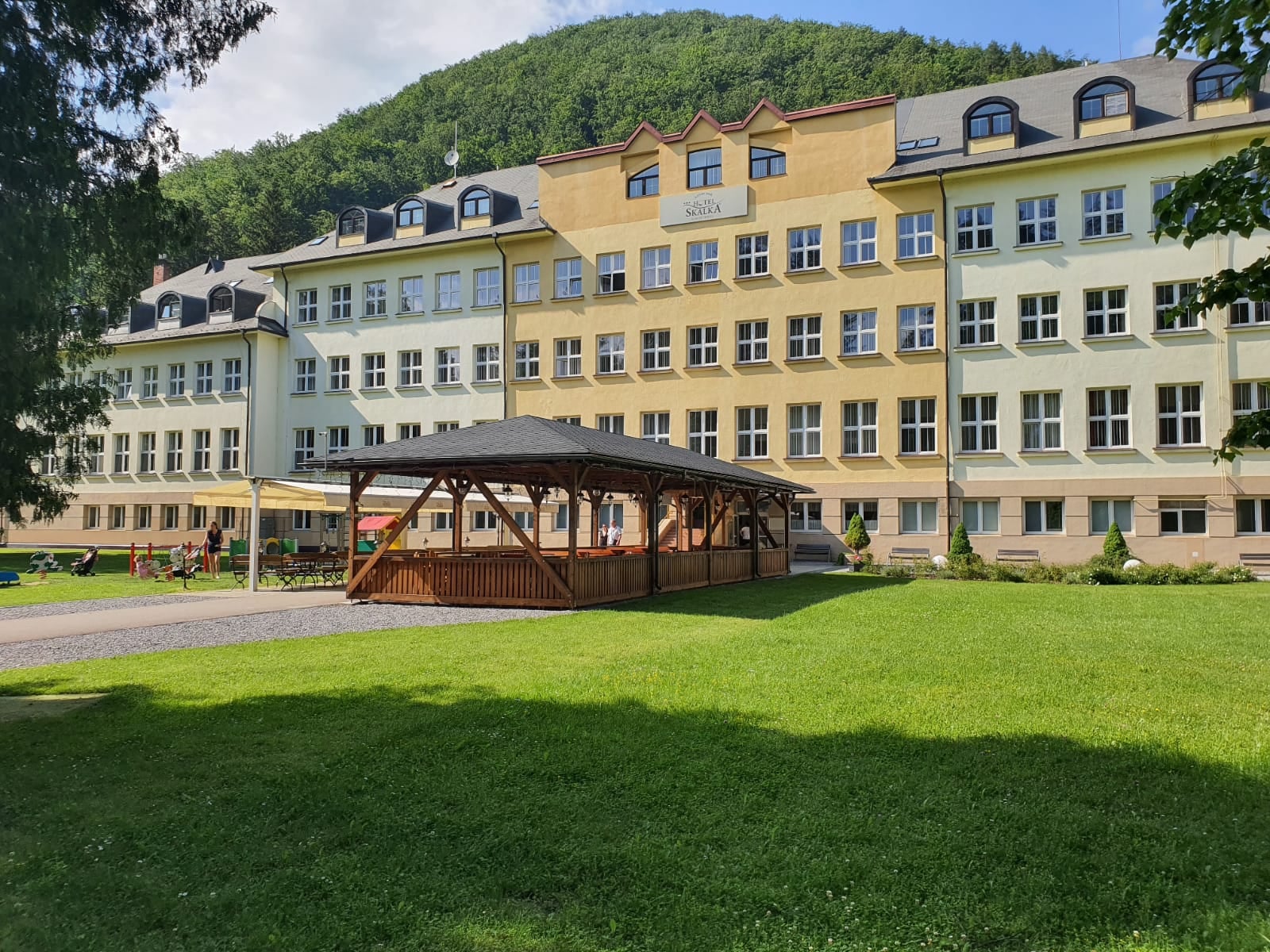 Aktuálna podoba Hotela Skalka, ktorý dlhé roky slúžil na ozdravné pobyty členov Odborového sdružení železničářů ČR.  