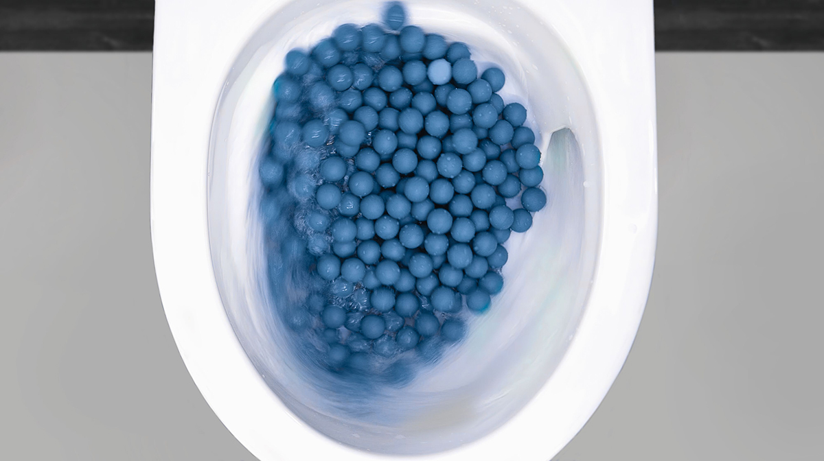 Test splachovania WC pomocou modrých guľôčok pri vírovom systéme