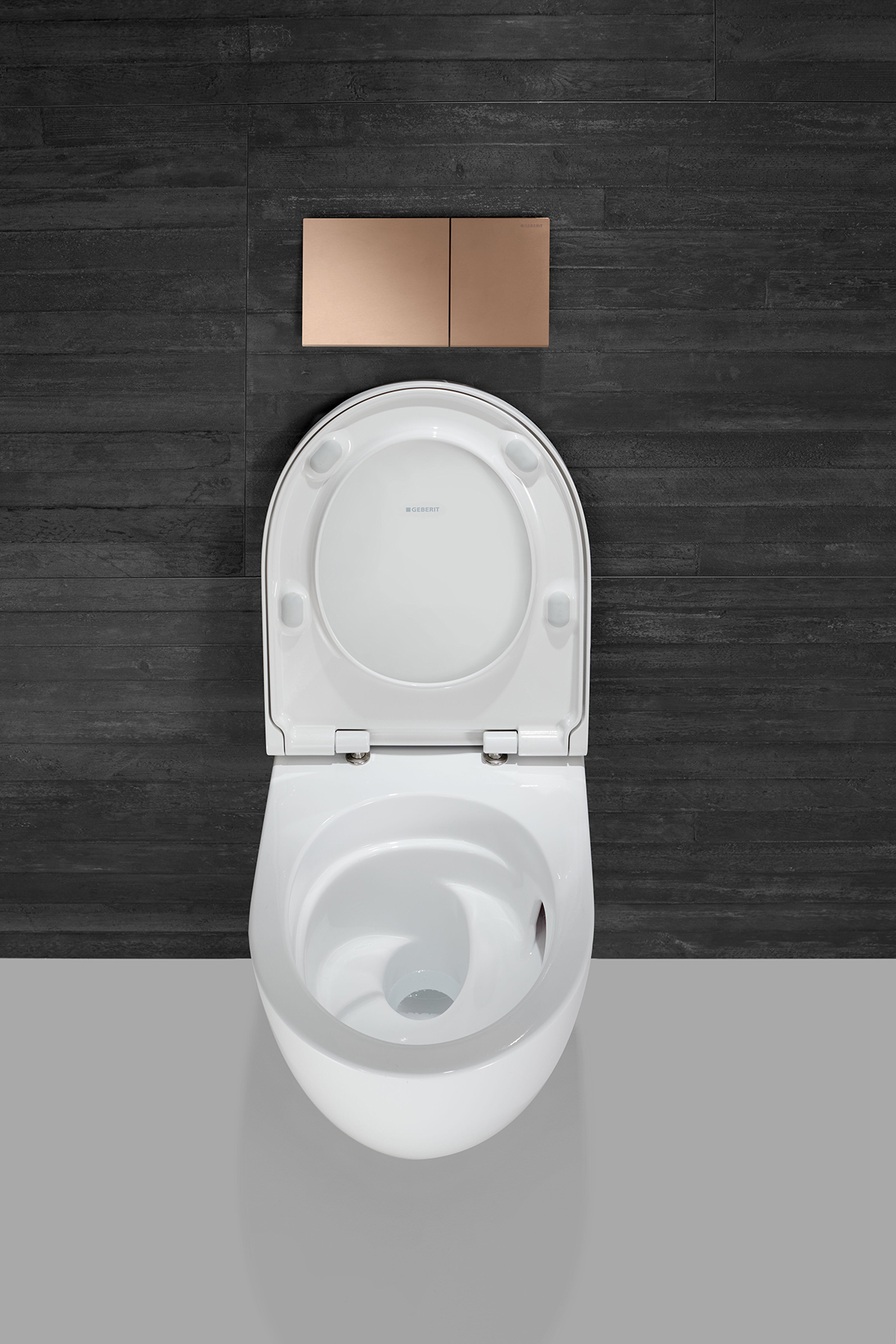 Závesné WC s otvoreným vekom a vírovým tvarom vnútra misy