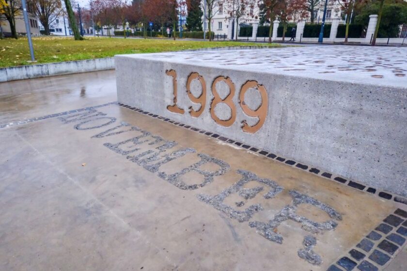 Pamätník novembra 1989 na Námestí slobody v Bratislave