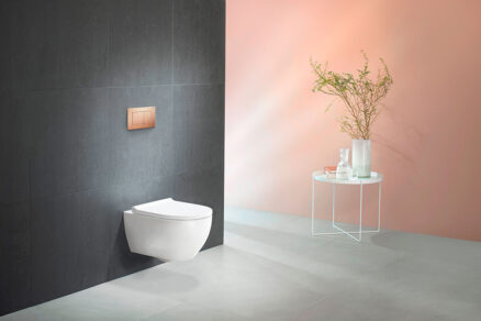 Moderné závesné WC s podomietkovým modulom v minimalistickej kúpeľni