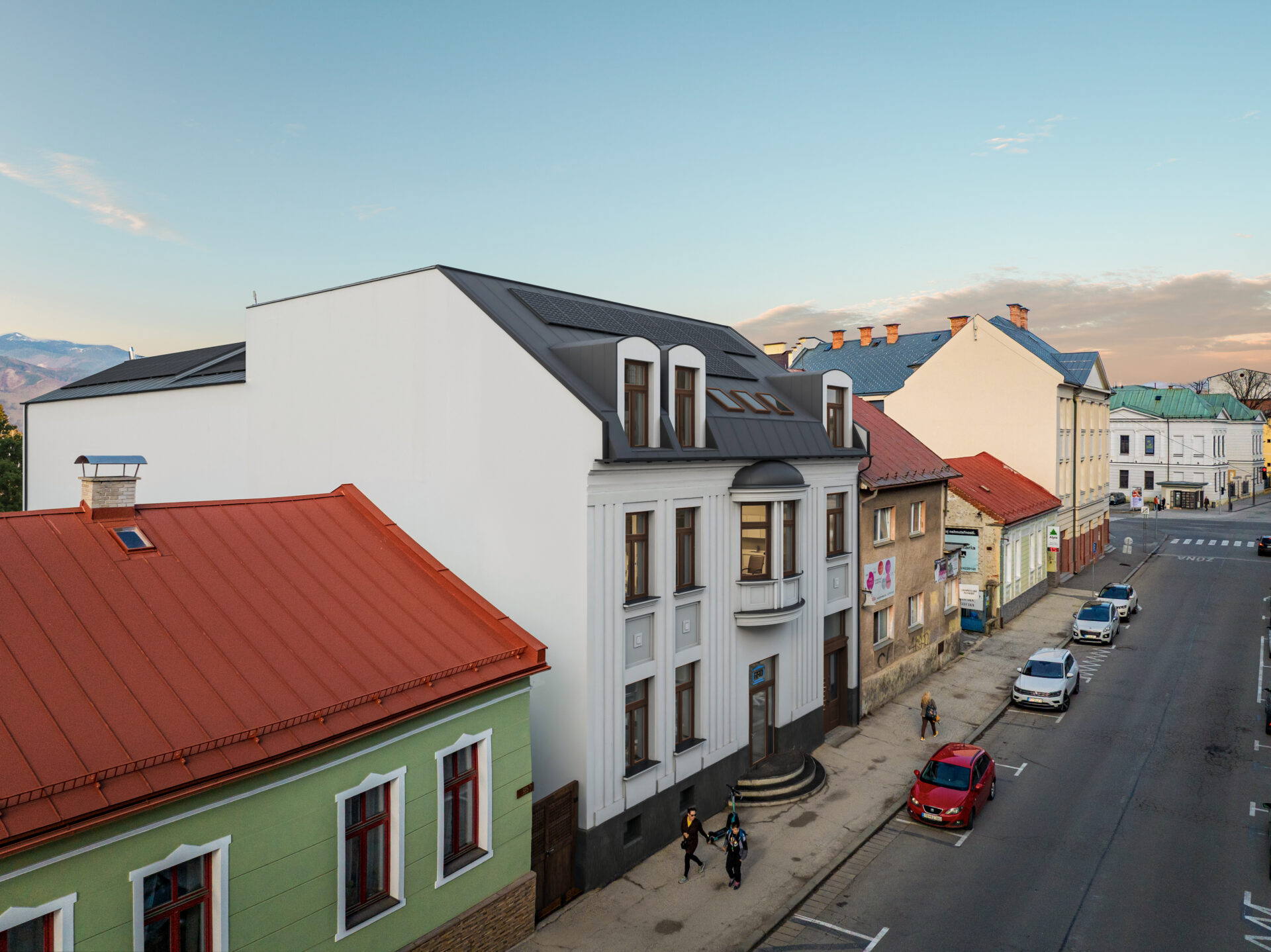 Objekt nadviaže na okolitú zástavbu svojou mierkou, riešením fasád aj zachovaním viacerých historických architektonických detailov.