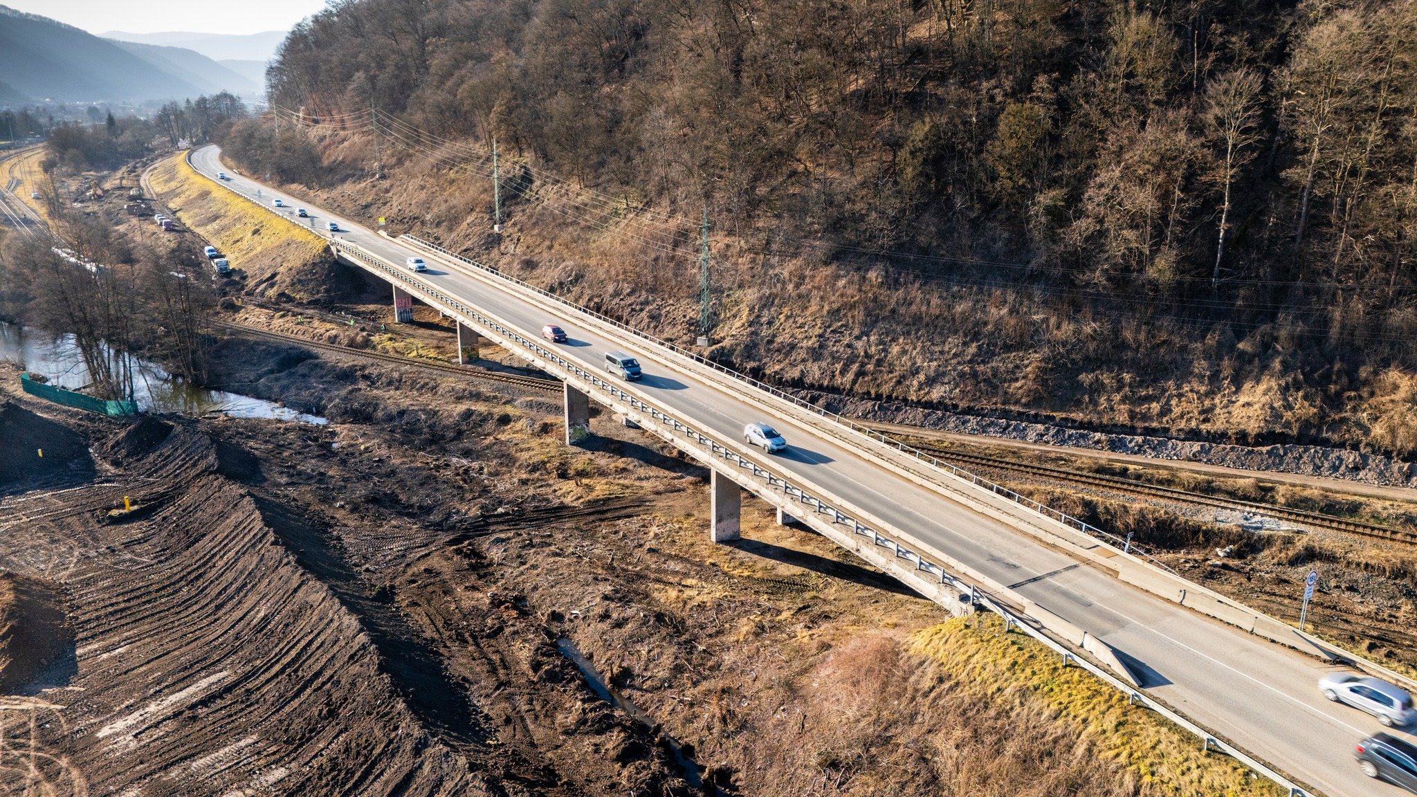 Tento trojkilometrový úsek diaľnice neobchádzajú pri výstavbe problémy.
