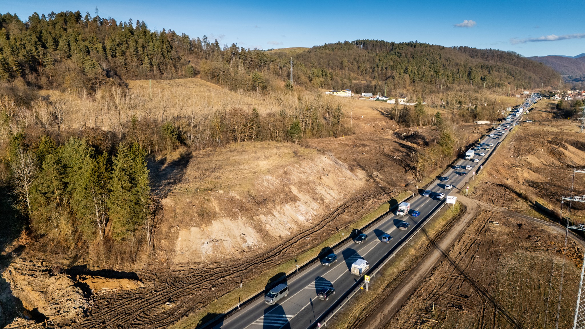 Tento trojkilometrový úsek diaľnice neobchádzajú pri výstavbe problémy.