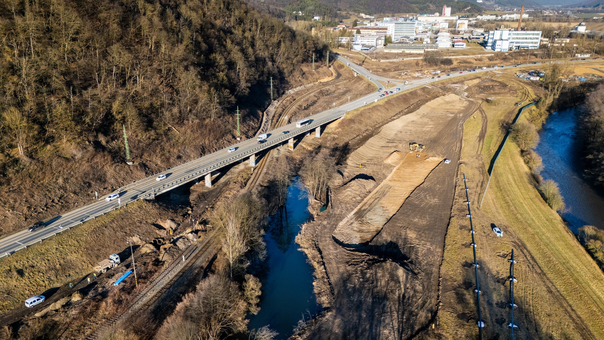 Tento trojkilometrový úsek diaľnice neobchádzajú pri výstavbe problémy.