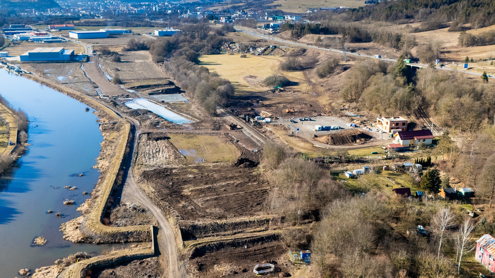 Tento trojkilometrový úsek diaľnice neobchádzajú pri výstavbe problémy.