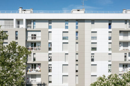 Obnova bytového domu s použitím svetlých vláknocementových panelov na fasáde