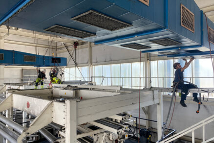 Výškové práce pri údržbe vzduchotechniky v priemyselnej hale
