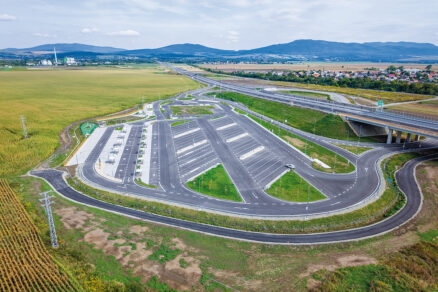 Letecký pohľad na novovybudovaný parkovací areál a napojenie na cestnú infraštruktúru strategického parku Valaliky