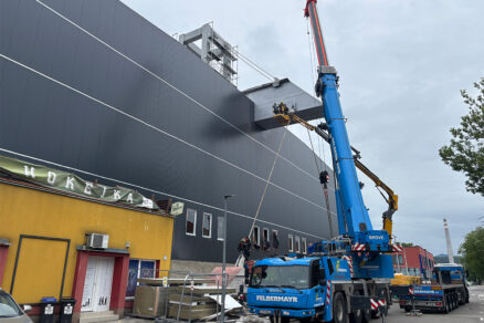 Koordinovaný zásah s pomocou žeriavu a výškových technikov na priemyselnej hale