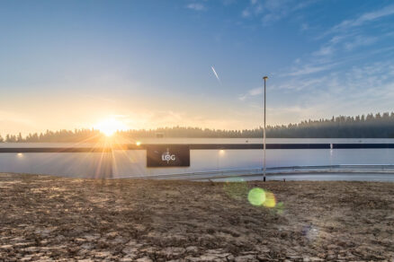 Logistická hala pri západe slnka s ohľadom na udržateľnú výstavbu