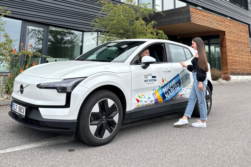 Elektromobil ako súčasť firemného vozového parku pri sídle firmy