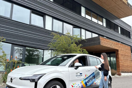 Elektromobil ako súčasť firemného vozového parku pri sídle firmy