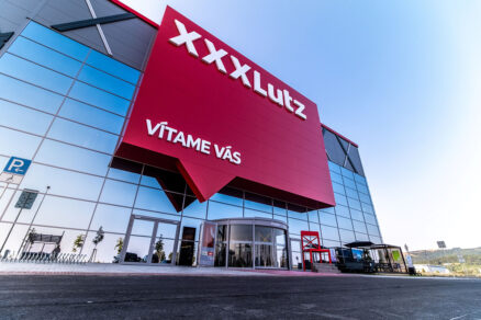 Detail hlavného vstupu s výrazným logom XXXLutz a nápisom Vitáme vás