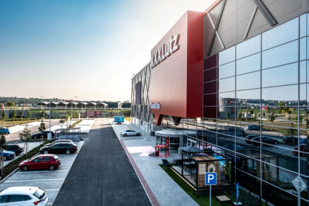 Centrálny priestor s 20-metrovým átriom a eskalátormi v dvojpodlažnom obchodnom dome