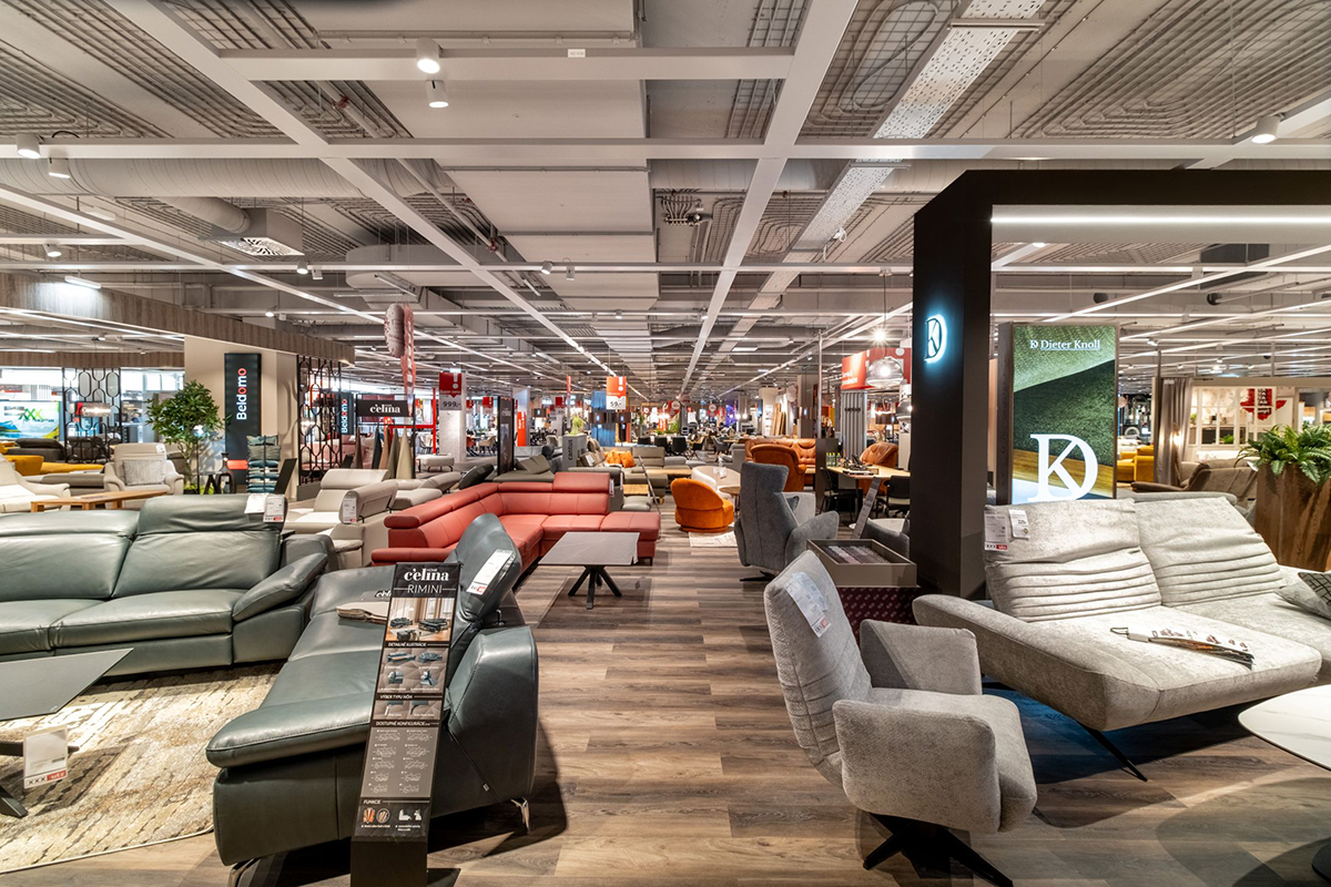 Predajná plocha so širokým sortimentom nábytku a bytových doplnkov v interiéri obchodného domu