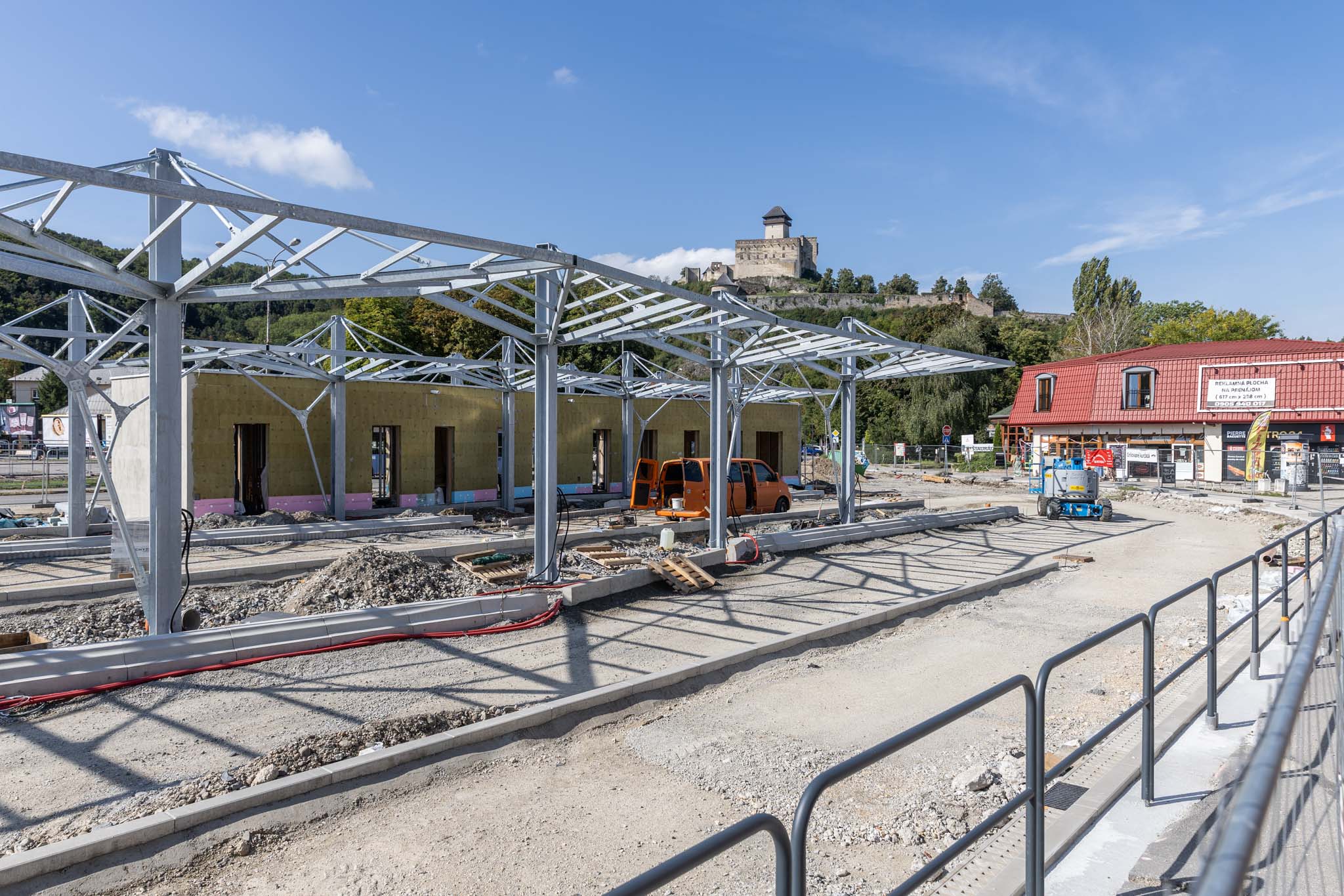 Obnovená Autobusová stanica v Trenčíne bude otvorená do konca roka 2025.