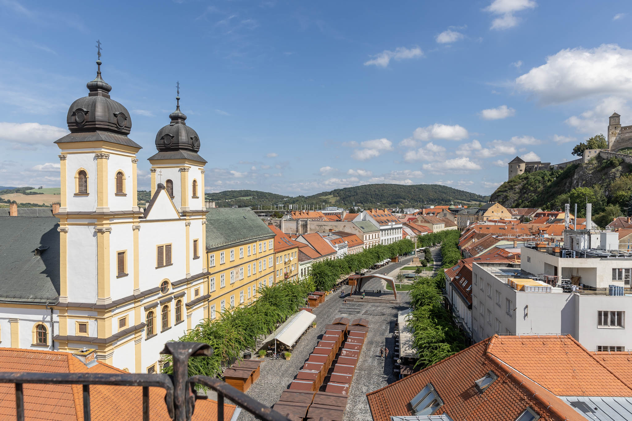 Historické centrum sa nachádza pod národnou kultúrnou pamiatkou – Trenčianskym hradom.