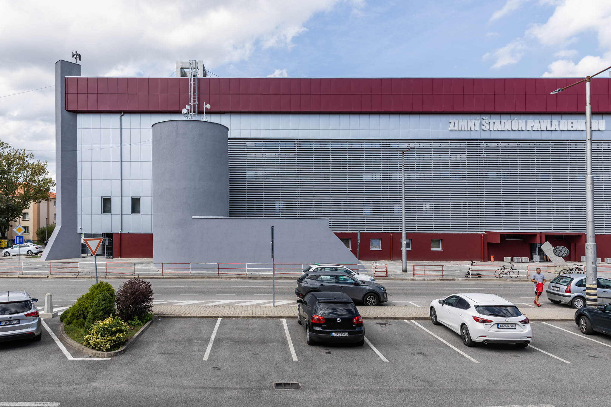 Zásadnou obnovou prešiel aj Zimný štadión Pavla Demitru. Najvýraznejšou zmenou je nová fasáda.