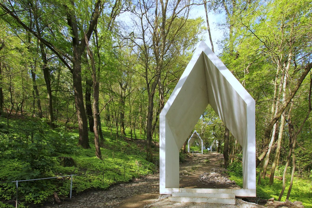 Počet zastavení rozšírili architekti z pôvodných siedmich (plus dva prípravné) na štrnásť tak, aby sa tu mohli konať procesie.