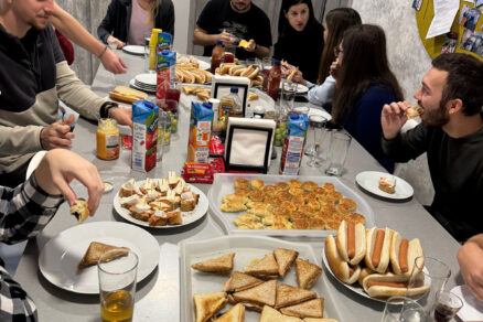 Neformálne firemné raňajky ako súčasť tímovej kultúry a podpory zdravých vzťahov na pracovisku.