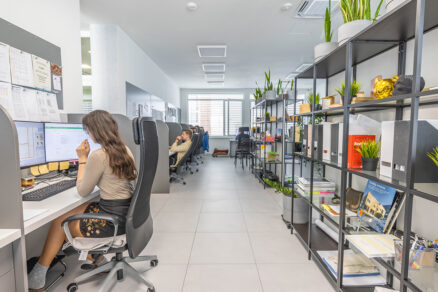 Moderné a organizované pracovné prostredie s dôrazom na ergonómiu a odborný rozvoj v technickom sektore.