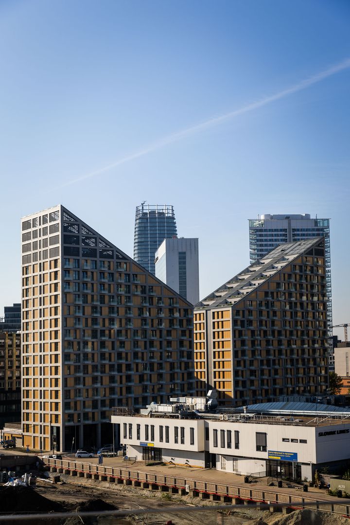 Aj napriek tomu vyčnieva svojou extravaganciou a nevšedným tvarom.