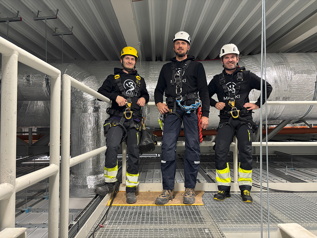 Montážne práce vo výrobnej hale Tím výškových technikov počas revízie technických zariadení v budove