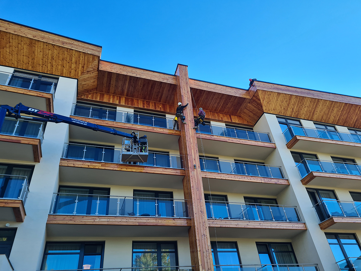 Náter dreveného obitia na apartmánovom dome