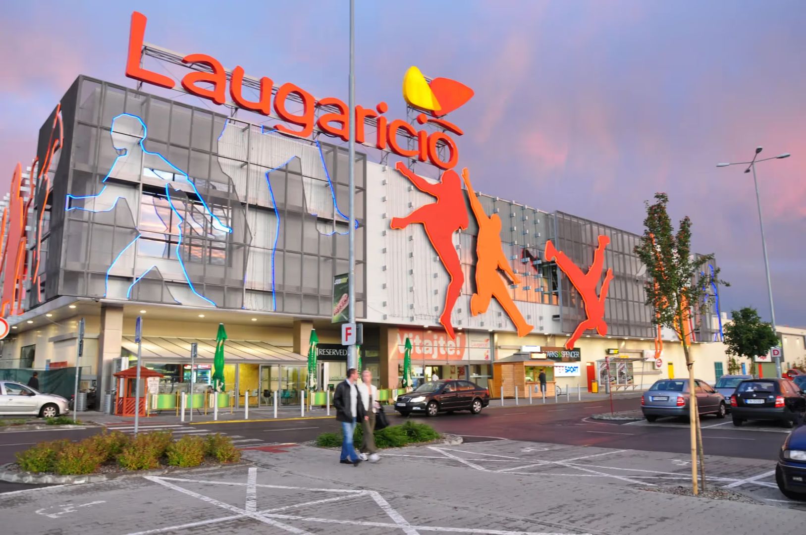 Firma pred 18 rokmi postavila v Trenčíne obchodné centrum Laugaricio.