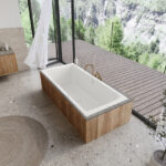 Štíhla obdĺžniková vaňa Kaldewei Puro Next s plochým okrajom v kúpeľni s výhľadom na prírodu