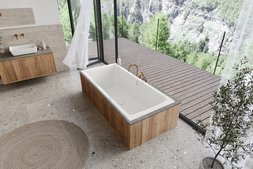 Štíhla obdĺžniková vaňa Kaldewei Puro Next s plochým okrajom v kúpeľni s výhľadom na prírodu