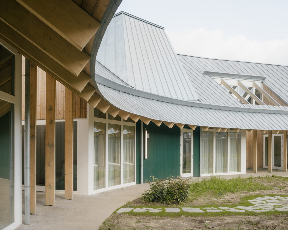 Projekt Duinhelm v Belgicku pozostáva zo štyroch domovov dôchodcov a samostatného komunitného centra.