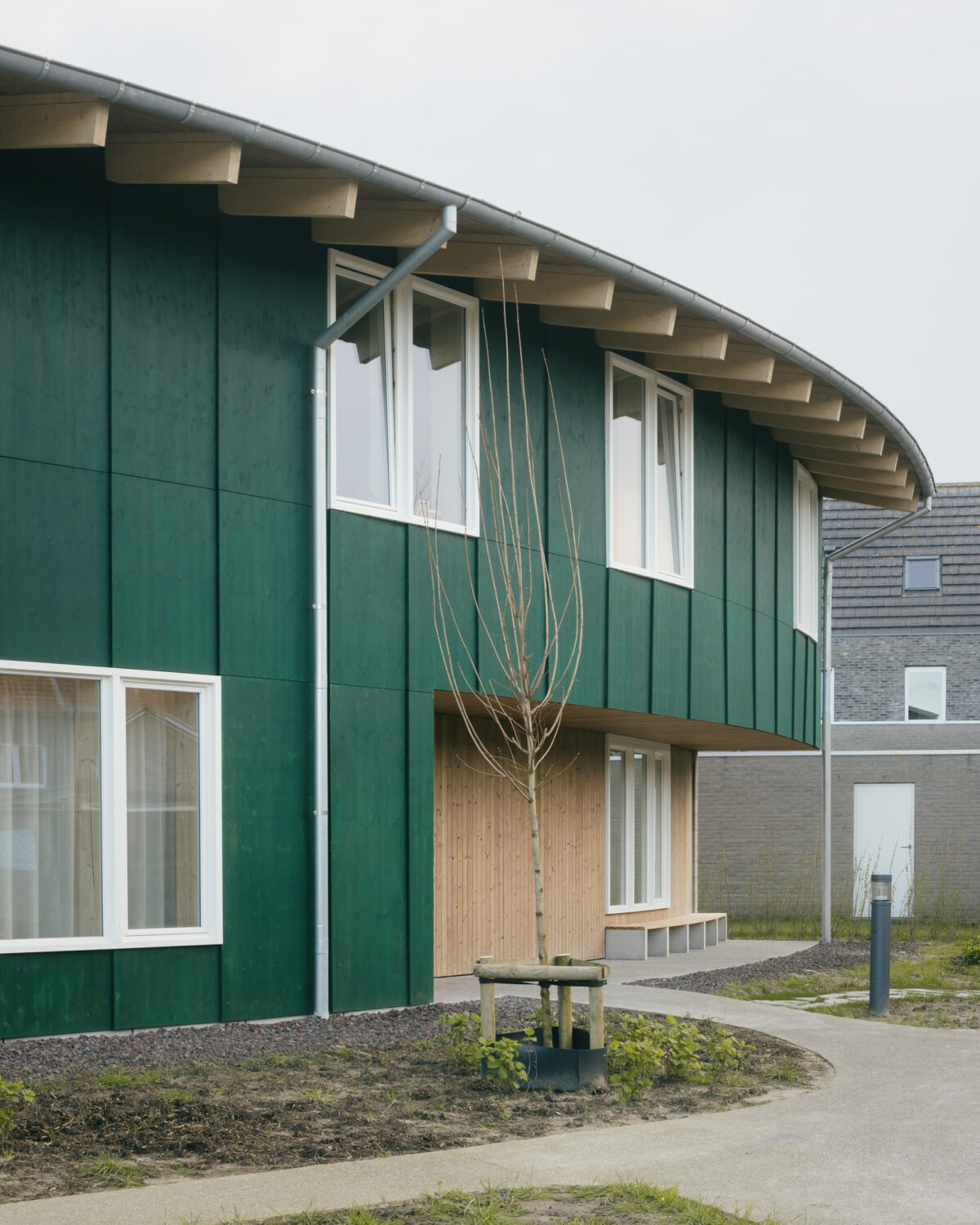 Projekt Duinhelm v Belgicku pozostáva zo štyroch domovov dôchodcov a samostatného komunitného centra.