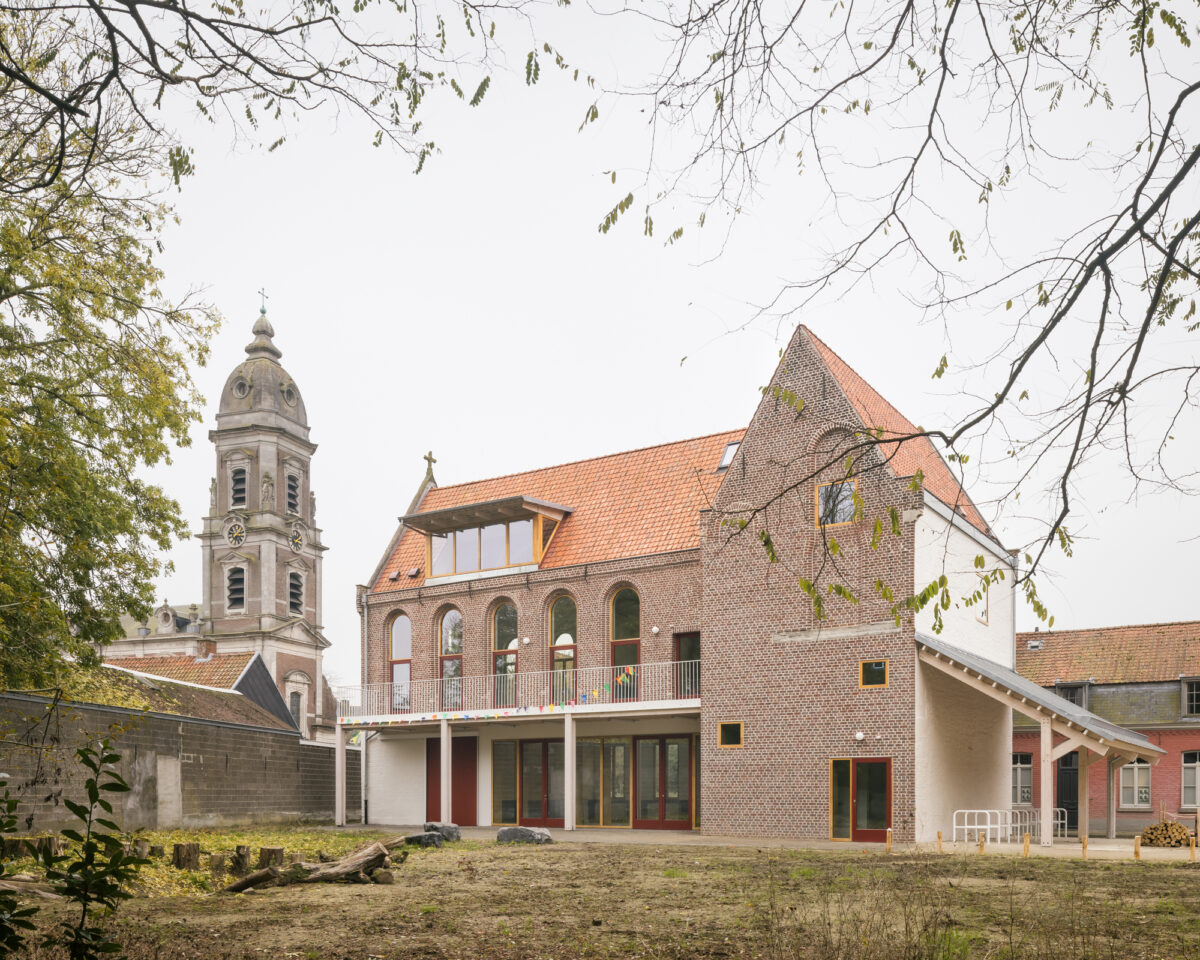 Mládežnícke centrum Kanegem pri neogotickom kostole 