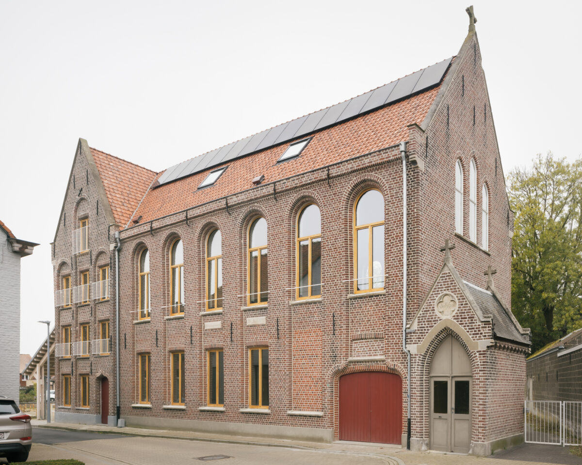 Mládežnícke centrum Kanegem pri neogotickom kostole 