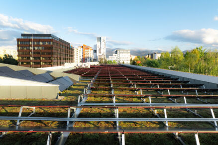 Pripravená konštrukcia pre biosolárnu strechu s extenzívnou zeleňou v mestskej zástavbe