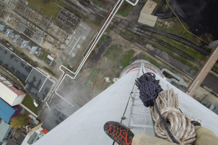 Pohľad z komína počas výškových prác v priemyselnom areáli