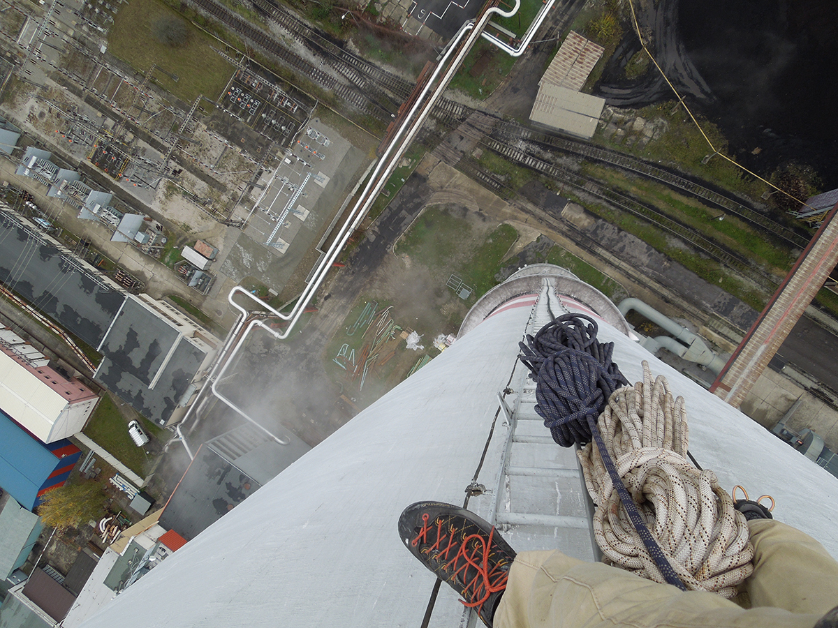 Revízia priemyselného komína Pohľad z komína počas výškových prác v priemyselnom areáli