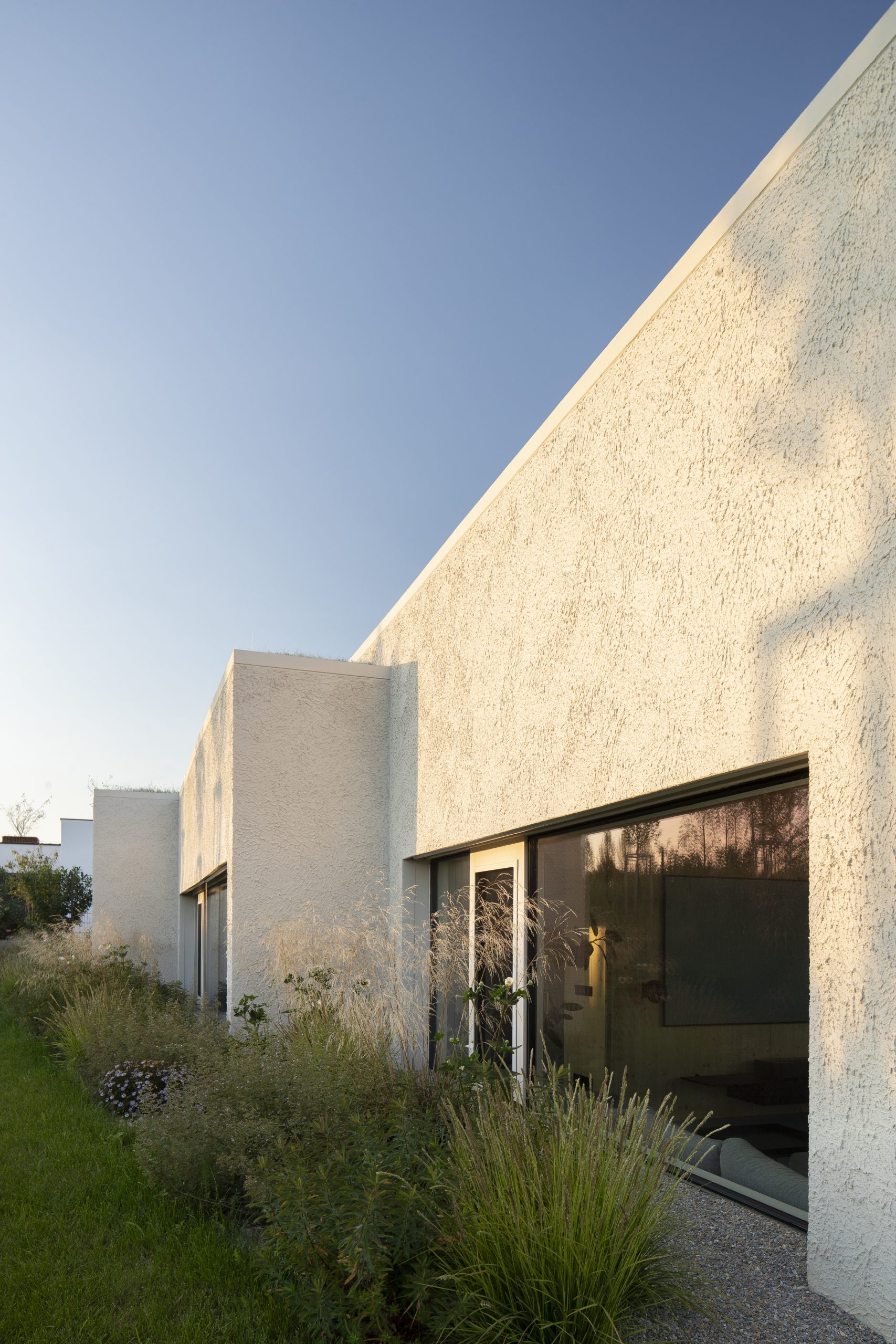 Návrh vstupných priestorov vychádza z filozofie vytvorenia tzv. záhybu priestoru