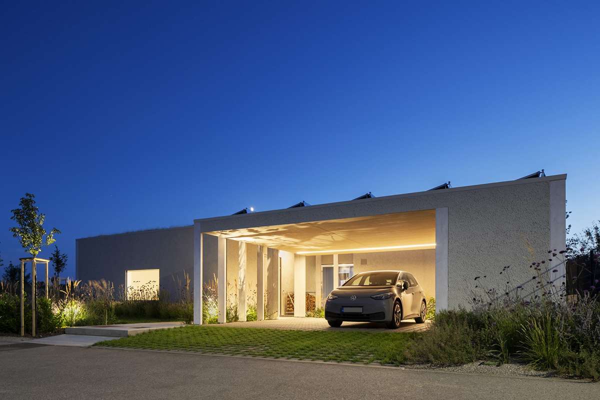 Rodinný dom v obci Lužianky dokonale prepája architektúru s prírodou a udržateľnými princípmi.