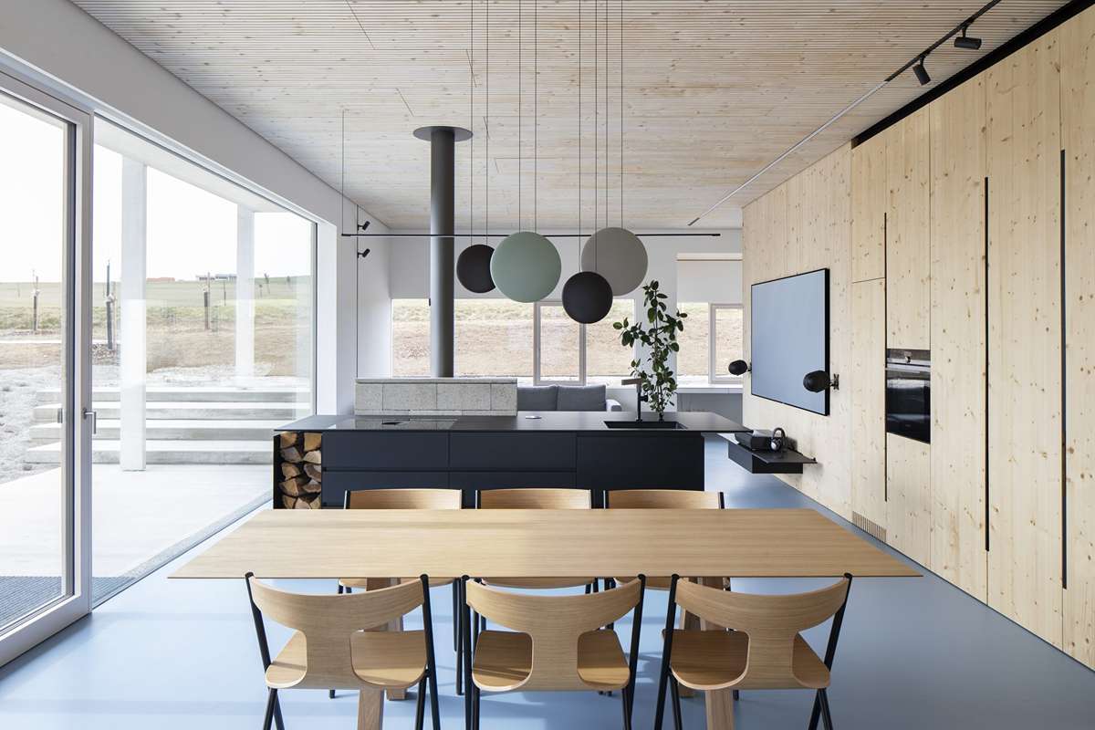 Dominantou dennej miestnosti je jedálenské sedenie a barový pult.