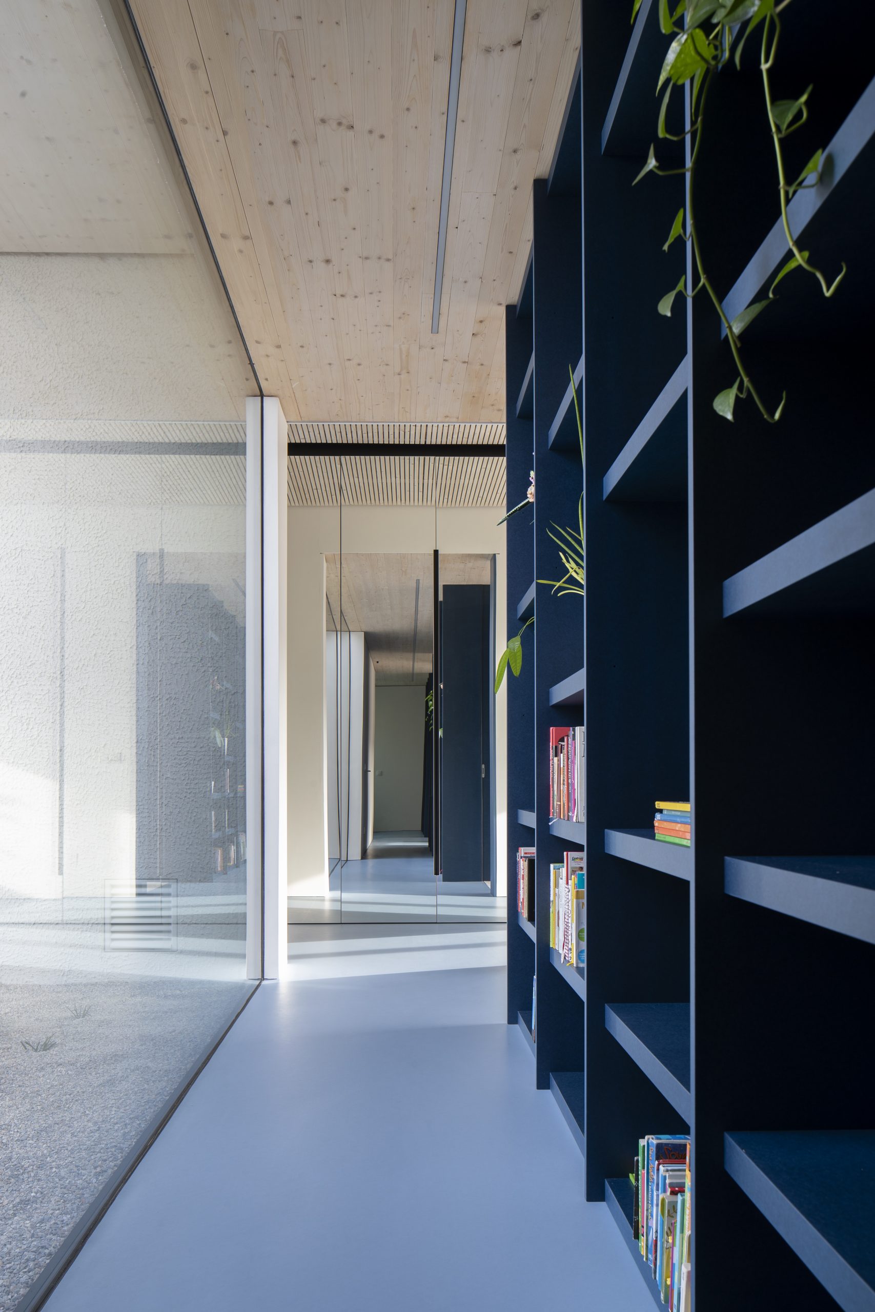 Chodbu lemuje na mieru navrhnutá knižnica.