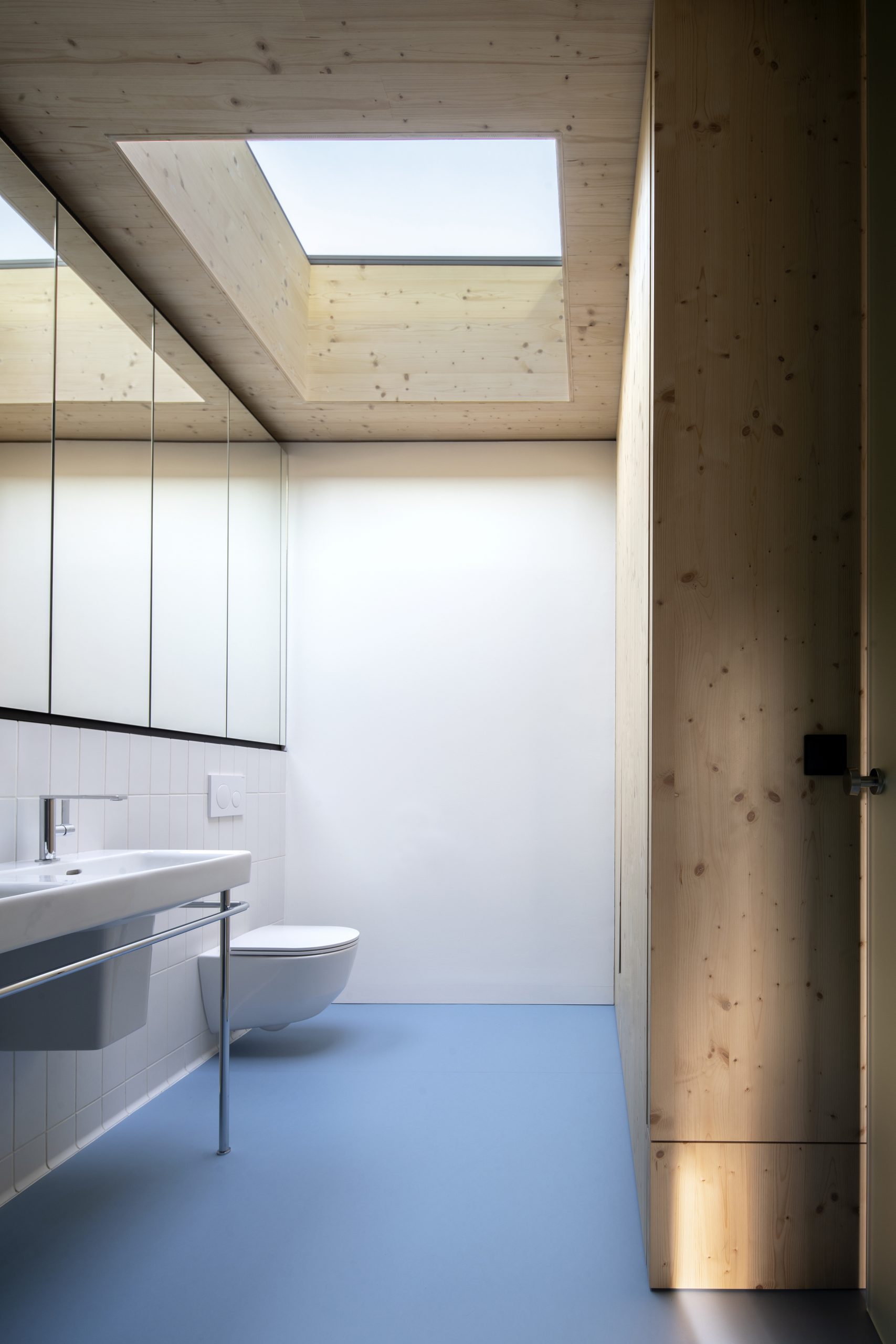 Kúpeľňu orientovanú na sever osvetľuje strešný svetlík. 